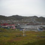 Největší město jižního Grónska, pohled z vršku na západě.
