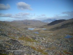 Typická krajina nahorní plošiny v Grónsku. Fotka je z poloostrova Qaqortoq.